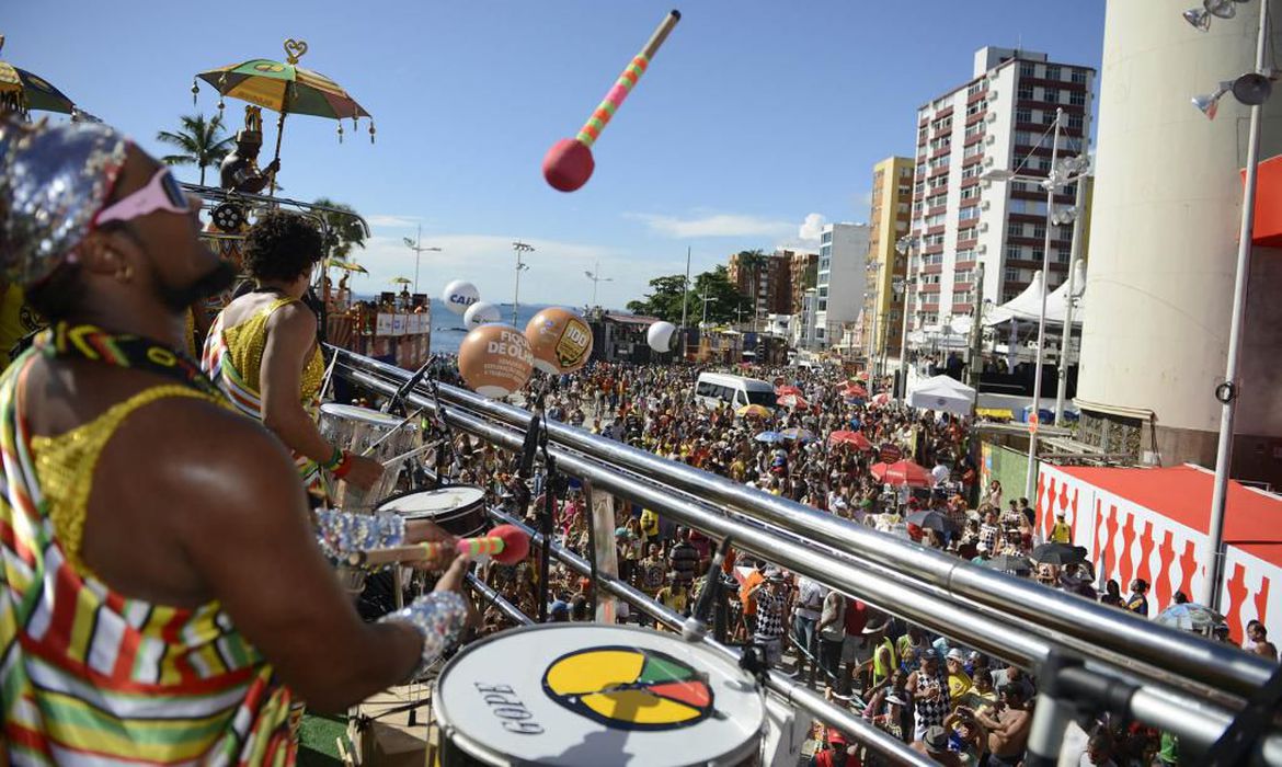 Foto do bloco olodum no carnaval de Salvador
