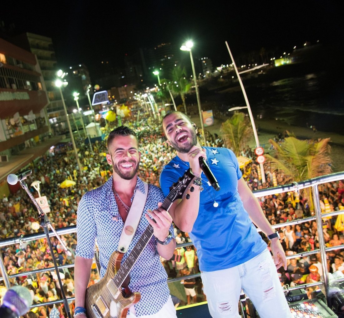 Foto da dupla Rafa e Pipo Marques cantando em cima do trio elétrico no Carnaval de Salvador